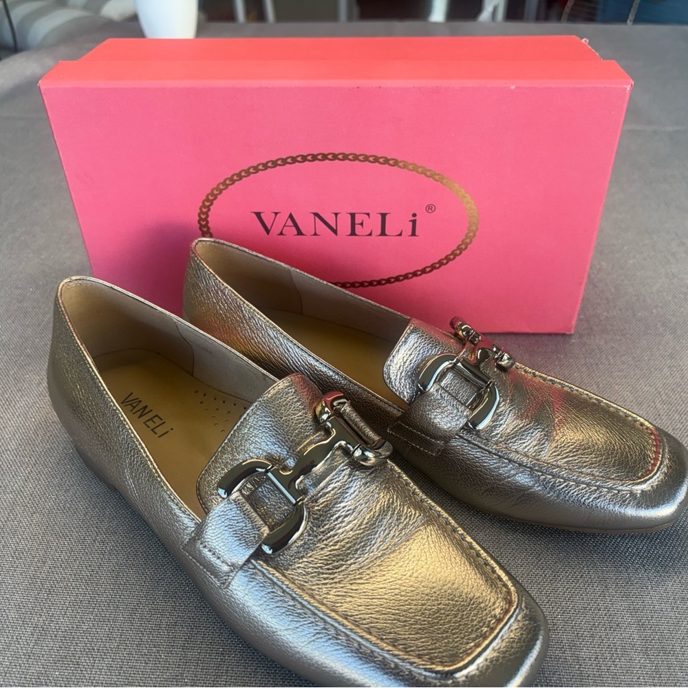 Vaneli Metallic pewter color Loafers size 10 buckle  simply shell metallic 29702